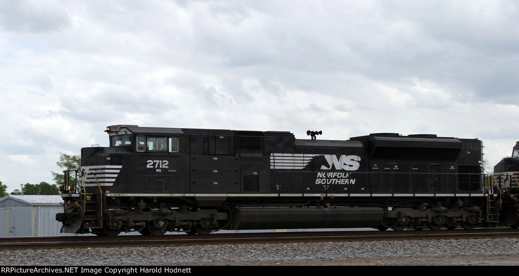 NS 2712 leads train 212 northbound